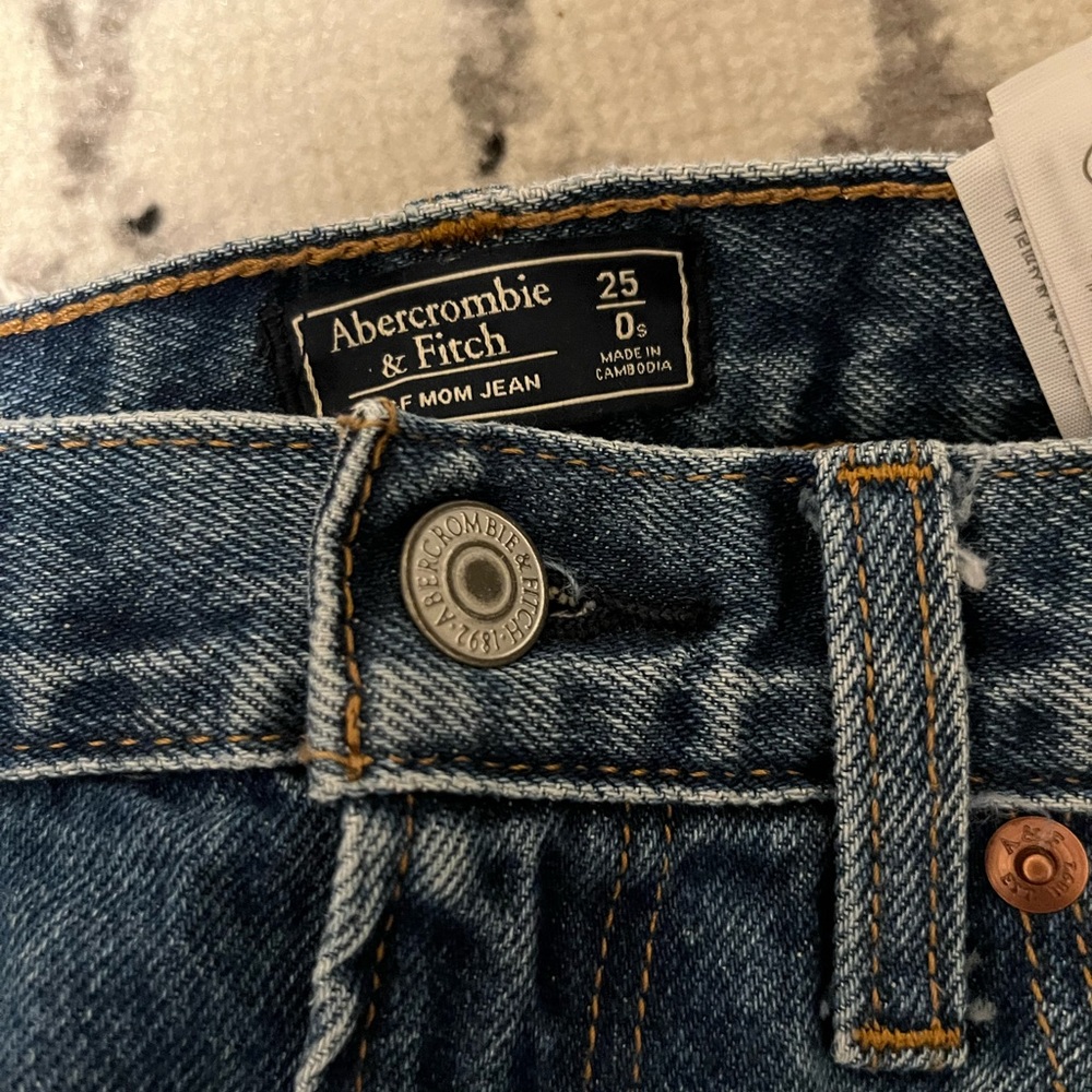 A&F High Rise Mom Jeans - Picture 3 of 4
